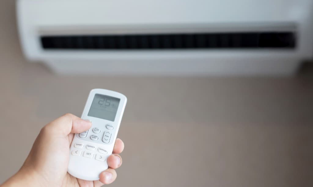 Télécommande pointée vers une unité intérieure de climatisation split