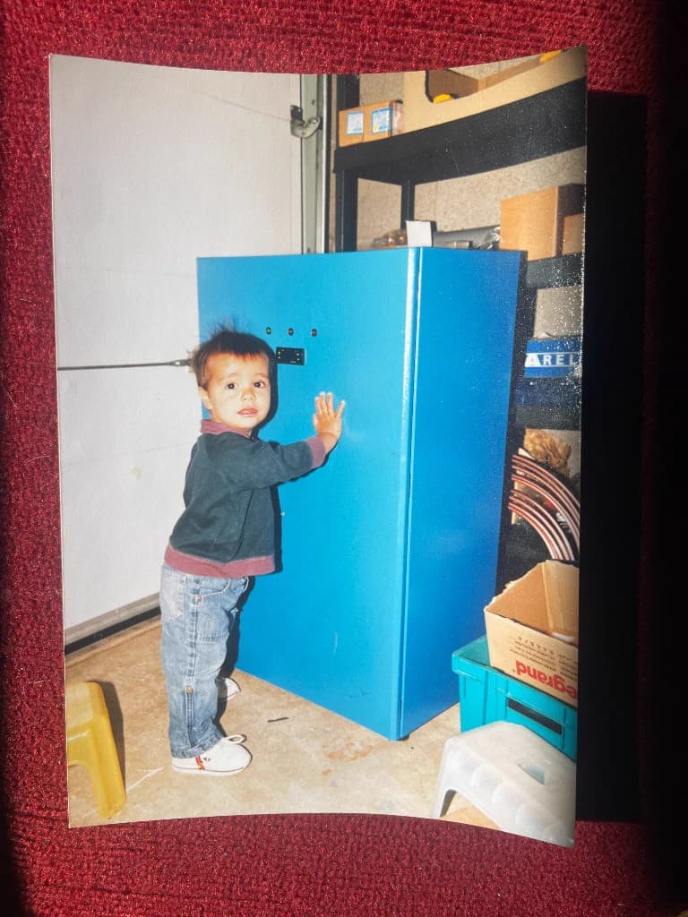 Enfant devant une première machine Enthalpie bleue dans l'atelier en 2005