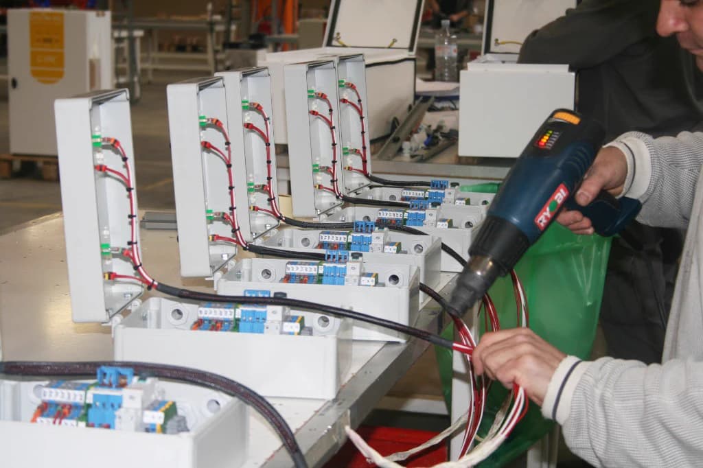 Préparation de coffrets électriques Enthalpie en atelier en 2008